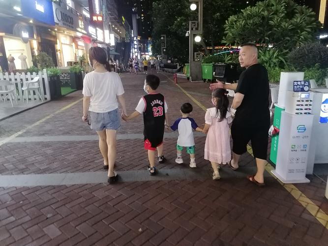 亲子晚饭后小区散步聊天场景