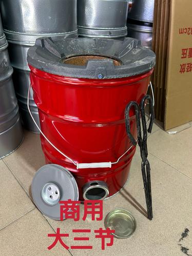 老式煤球炉边温着剩饭的黑铁锅
