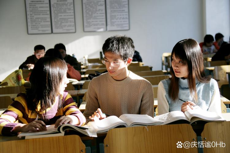 高三学生对着志愿填报指南皱眉发呆的真实日常