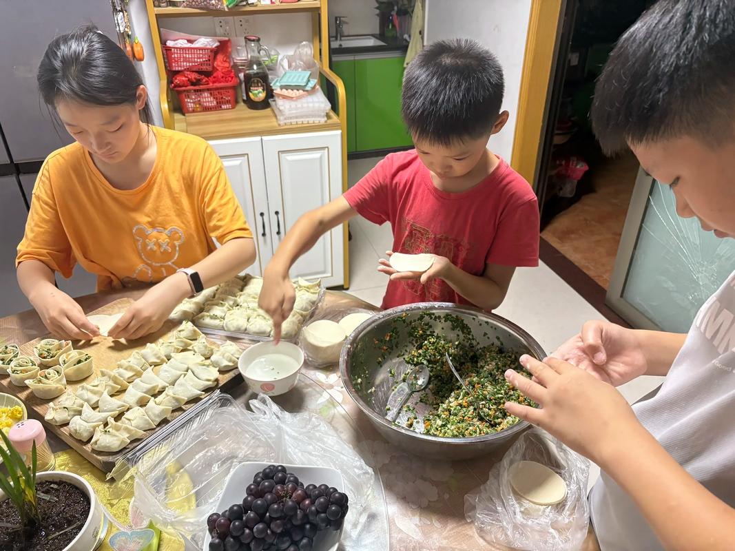 春节家庭和孩子一起包创意饺子仪式