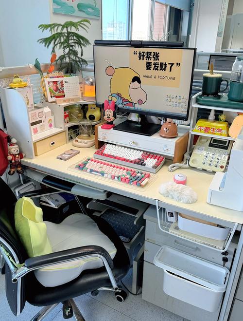 书桌办公区：作业和代码都靠它
