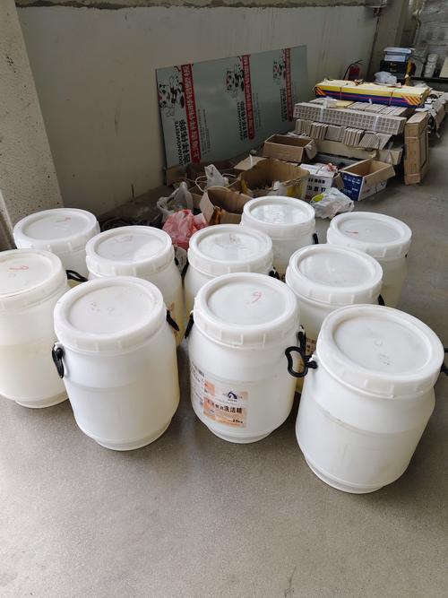 工厂仓库不同类型桶装工业清洗剂实拍