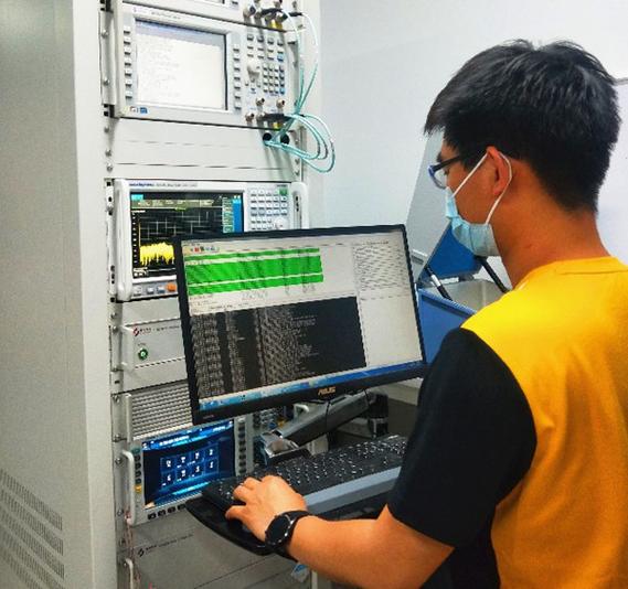 工业黑客松参赛团队调试裂纹检测原型设备