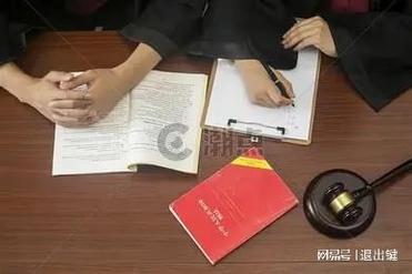 工伤律师与当事人在律所咨询室沟通案情
