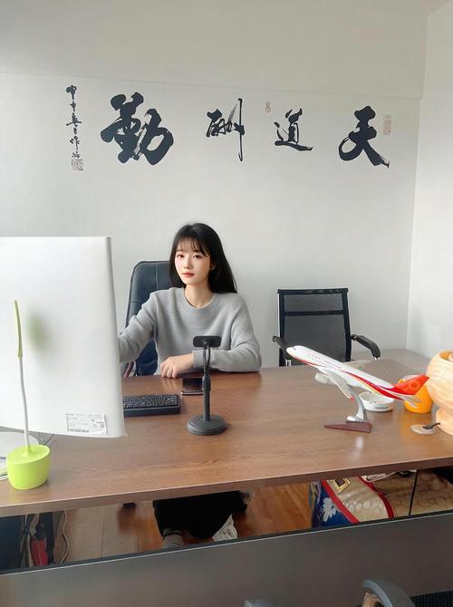 律师办公桌面摆放的录音笔与整理好的访谈文字稿