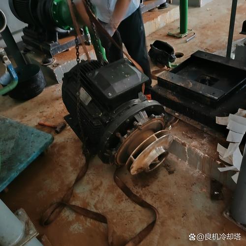工厂机修现场盘水泵软填料场景