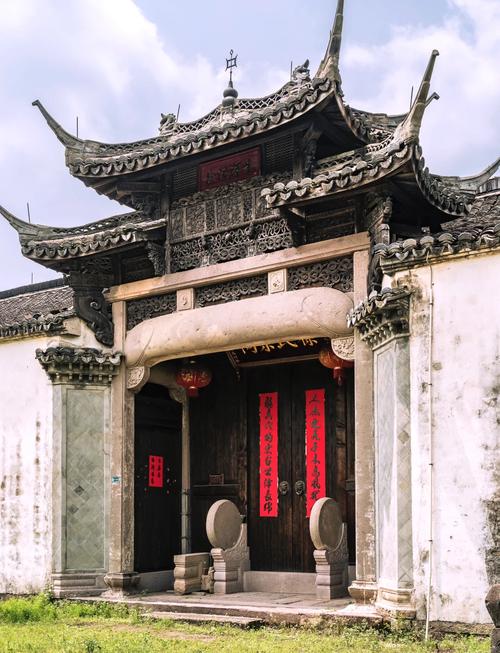 江南农村清代老祠堂石大门外观