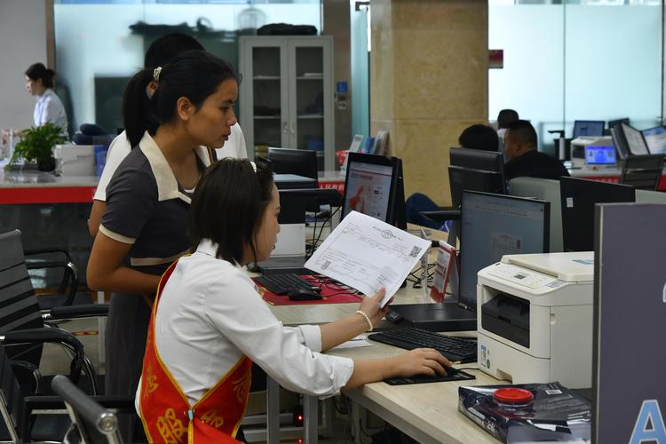 家长和学生一起查看留学助学贷款文件