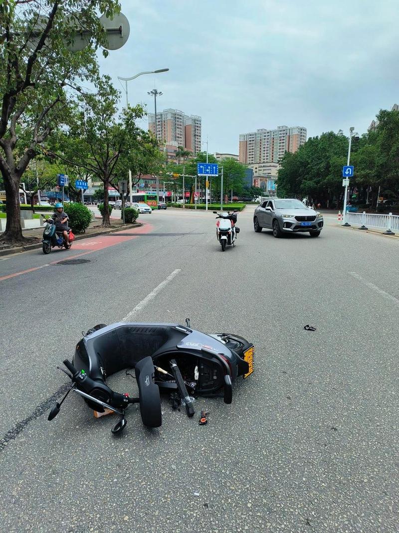 城市路口碰撞后的共享电动车交通事故现场