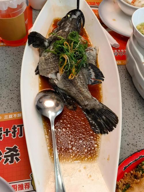 三亚亚龙湾海边排档椰子饭蒸腊鱼
