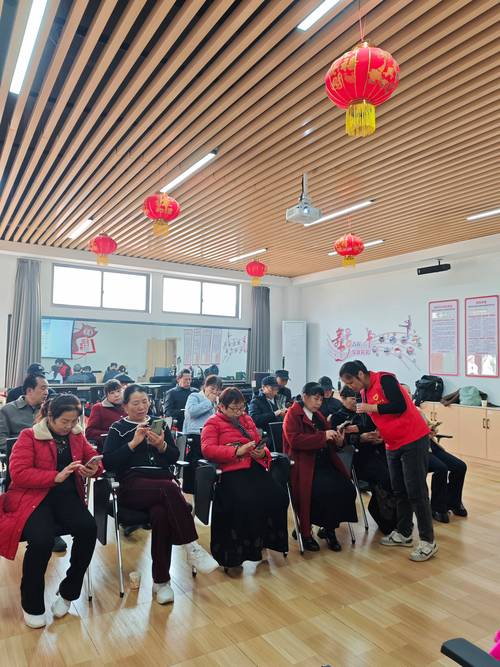 高中生给社区老人讲解智能手机挂号操作的实拍场景