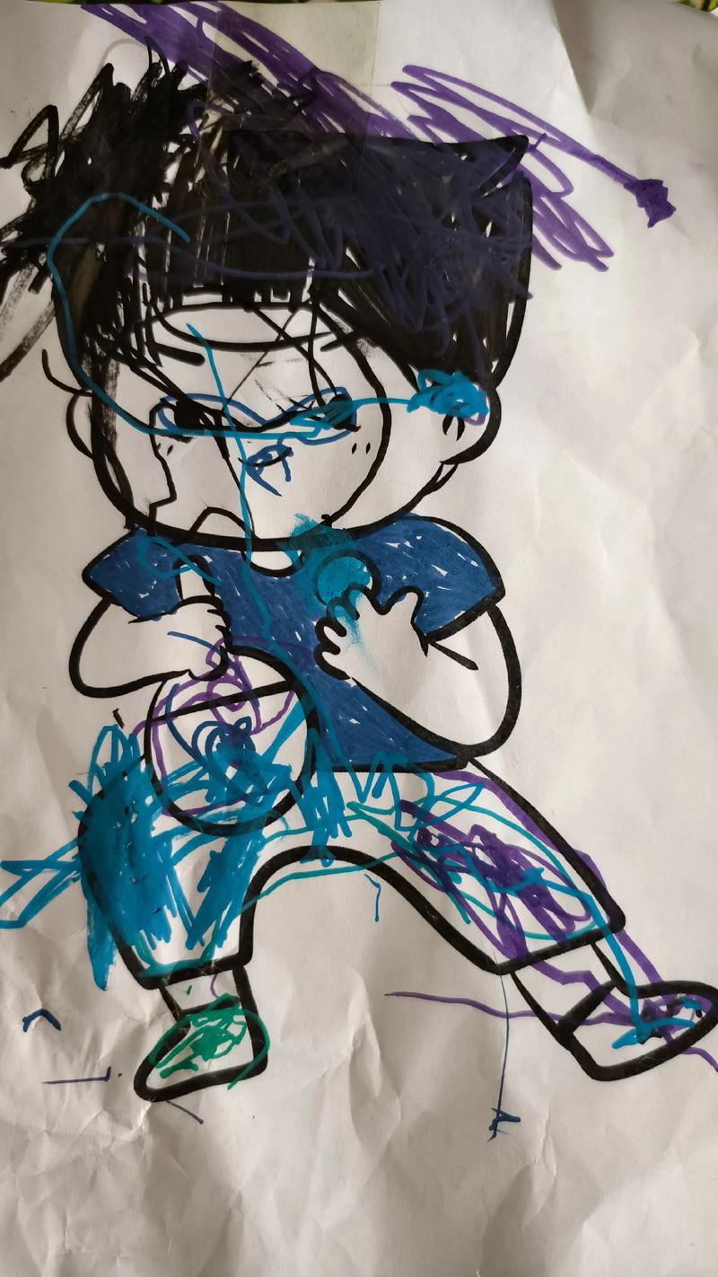 孩子自由涂鸦的对比画面,被大人批评为乱画