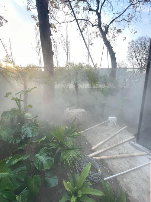 驱蚊喷雾户外露营使用场景图