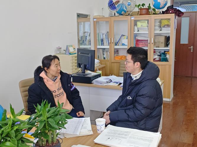 中小学教师办公室和学生谈话场景
