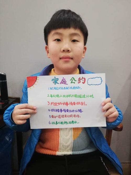 冰箱门上贴着的家庭规则表和孩子伸手够不着