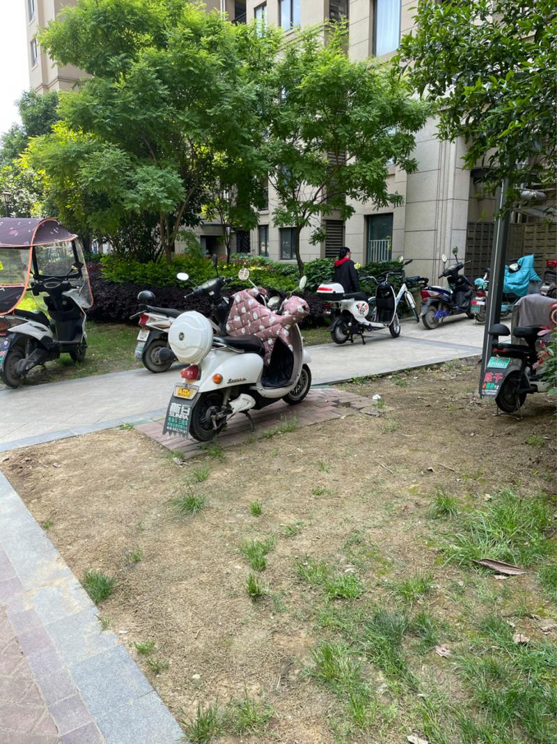 南京老安置小区电动车乱停实拍