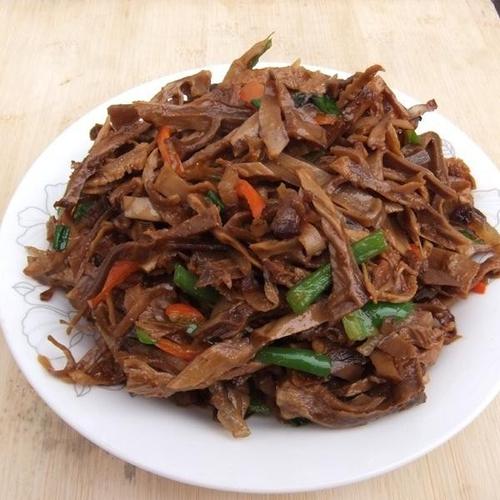 南漳农家院漳河小鱼干配熏腊肉炒山笋实景