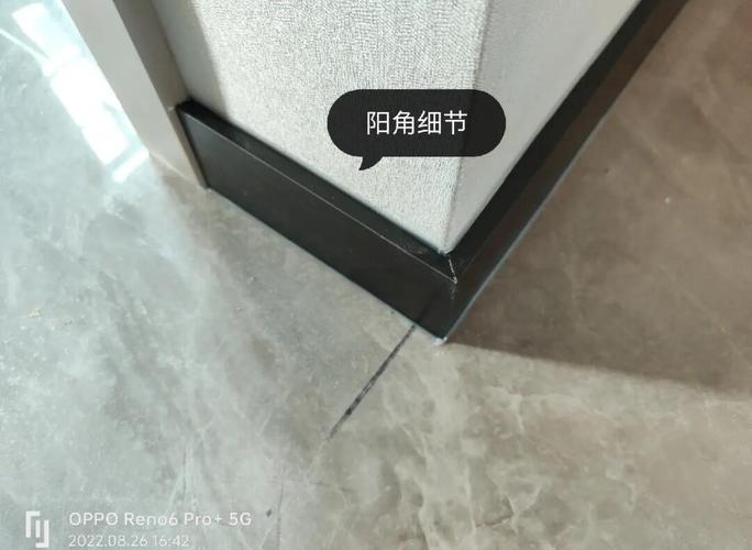 厨房地柜底部不锈钢踢脚线安装实景图