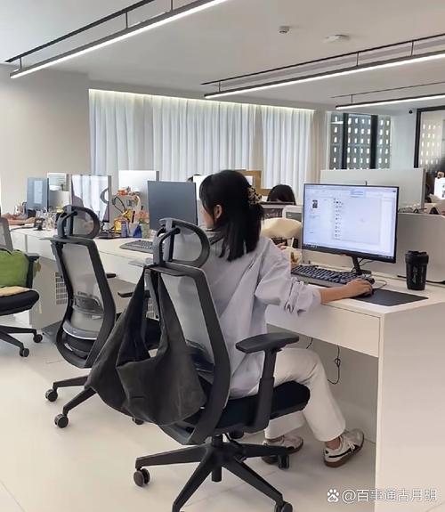 办公室白领下班后开展副业工作台场景