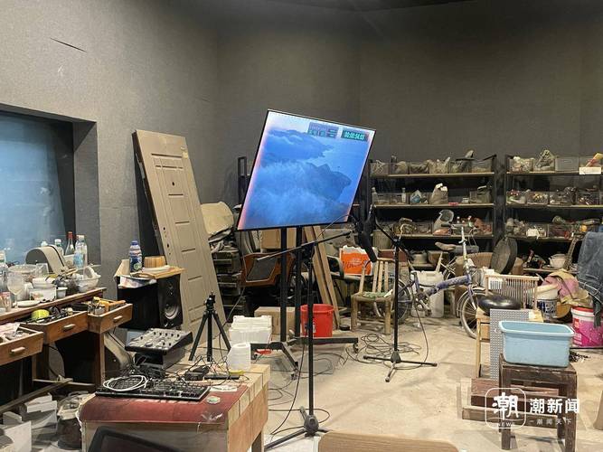 拟音师在录音棚中用各种道具模拟音效的工作场景照片