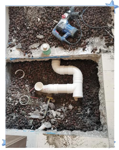 蹲便器安装区域防水涂刷施工现场图