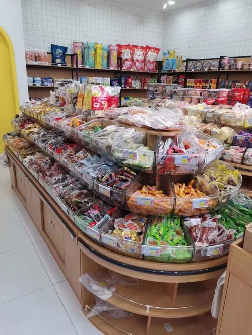 社区便利店冷藏柜里的散装称重零食