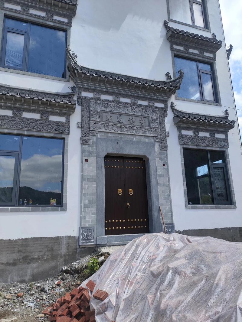 江南水乡老宅黑漆大门黄铜门环素面样式