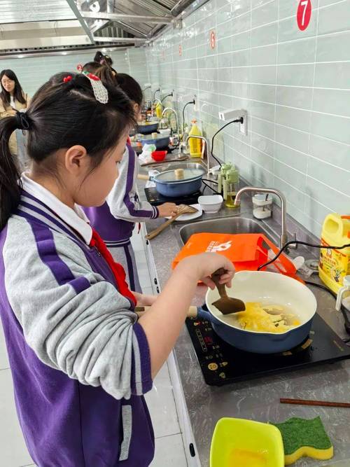 小学生在厨房记录食品标签的实践作业场景