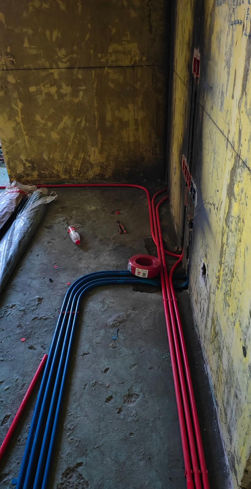 老房翻新水电全改施工现场布管
