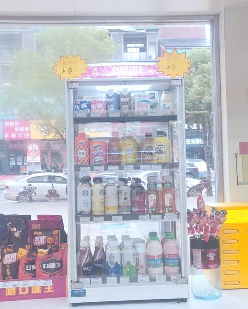 便利店热食柜玻璃蒙雾 暖黄灯光映着玉米肠和热豆浆