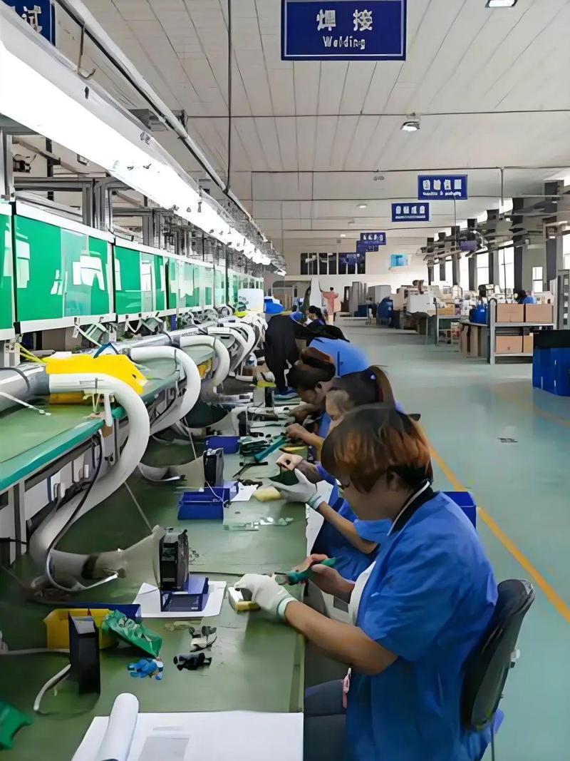 电子厂流水线新员工入职全家福合影