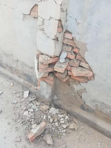 文保建筑青砖墙钻孔损坏现场照片