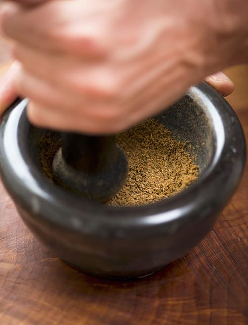 印度厨师用手研磨混合香料特写