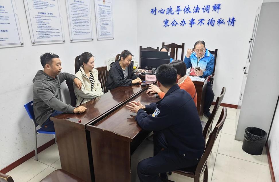 调解室里法官和双方当事人谈话的正面场景