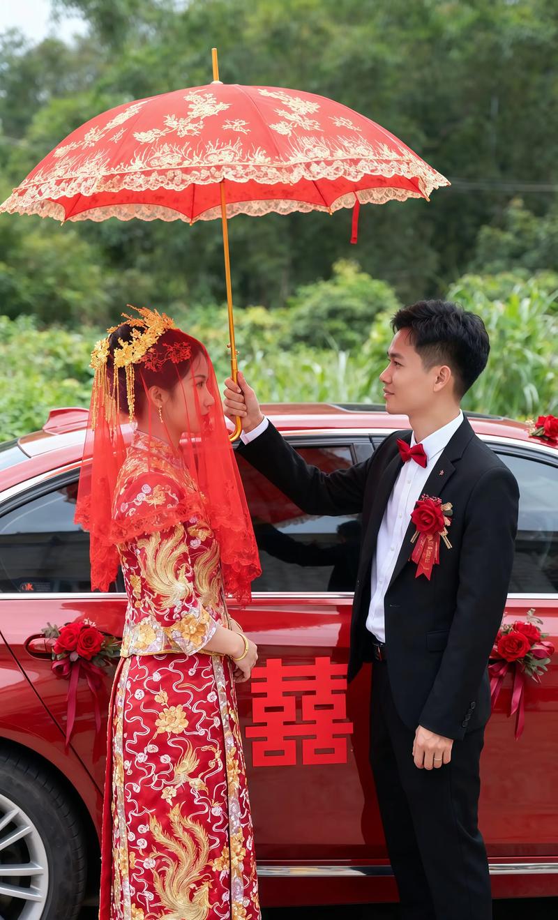 中式婚礼新娘举红伞出门场景