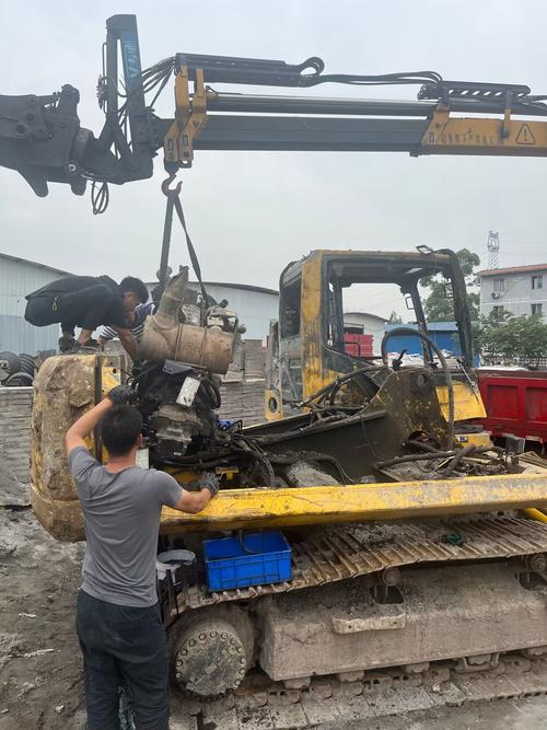 建筑机械厂家驻工地售后维修现场图