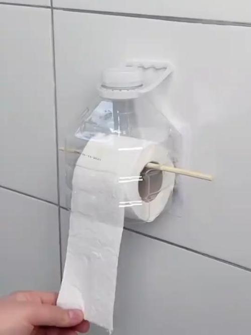 旧矿泉水瓶改造卫生间卷纸架实拍