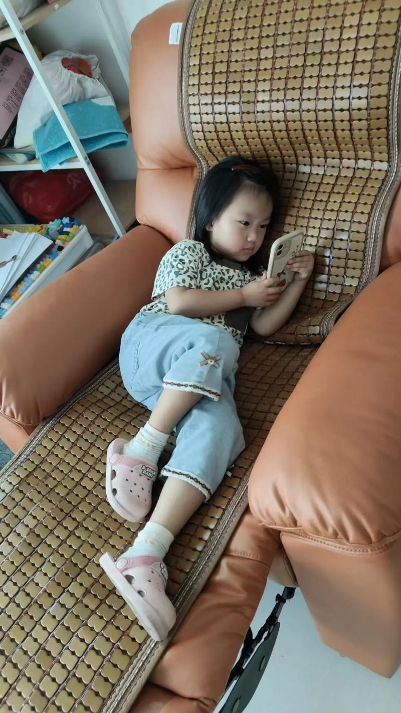 孩子用手机录语音日记的温馨场景