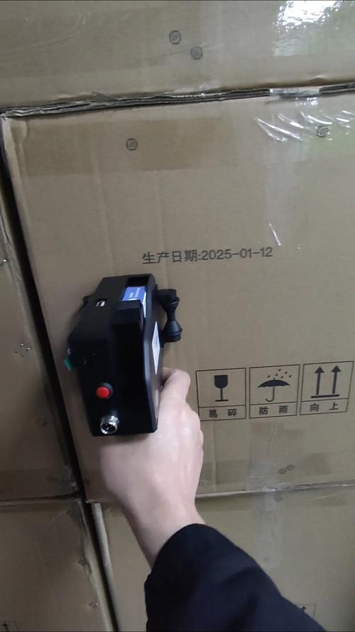 食品车间手持喷码机喷生产日期实拍