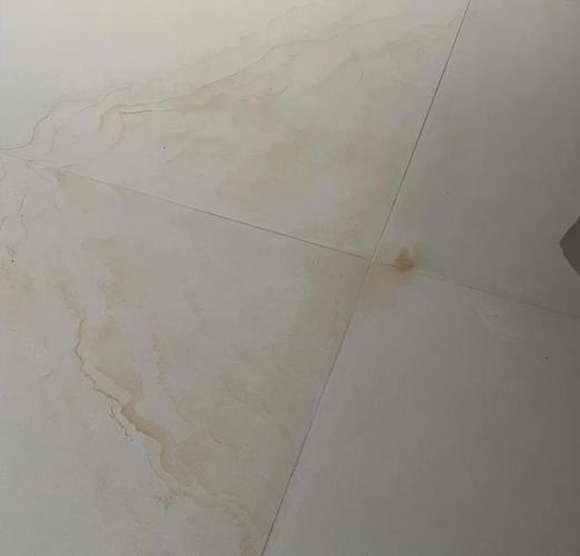 装修工地薄PVC膜破损露出来的柔光砖划痕