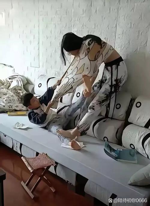 一岁宝宝抓妈妈衣服不肯松手场景图