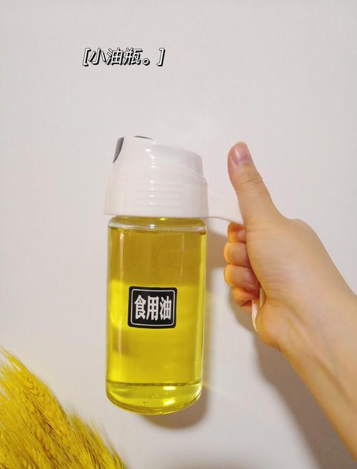 家庭厨房分装食用油的玻璃油瓶