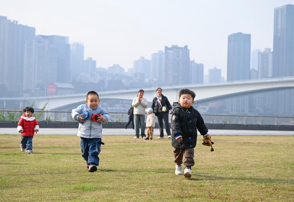 小区公园儿童追跑打闹日常场景照