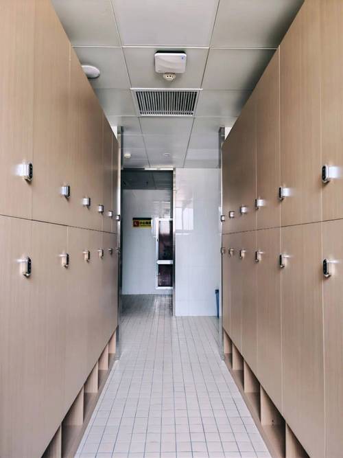 城市旧游泳馆木质更衣室门口水泥台阶