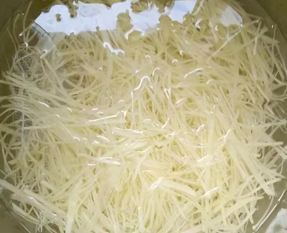 家常菜谱解惑：为什么你炒的土豆丝总粘锅还软塌塌？-我问答网