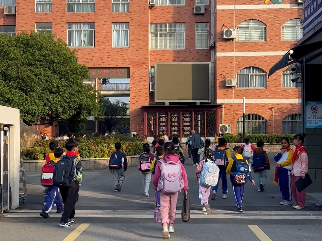 培训机构门口背着书包等上课的小学生