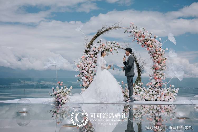 海边婚礼冷焰火银色瀑布倒映海面浪漫场景