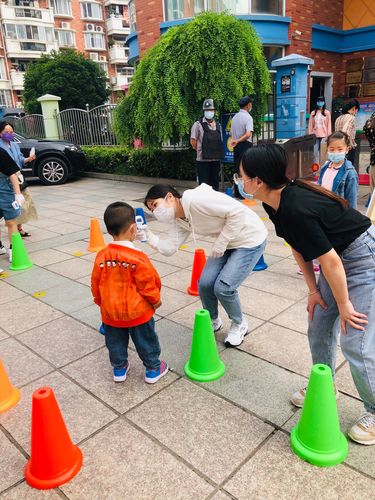 亲子上学路上节奏游戏实拍