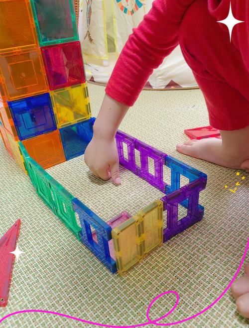 3岁幼儿自己分类整理磁力片实景图