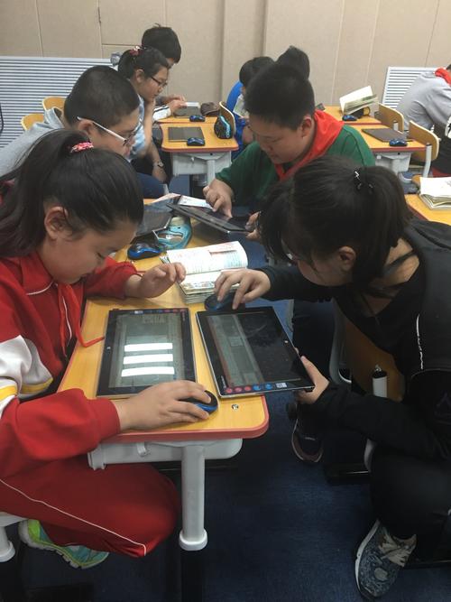 学生小组利用平板协作探究科学实验